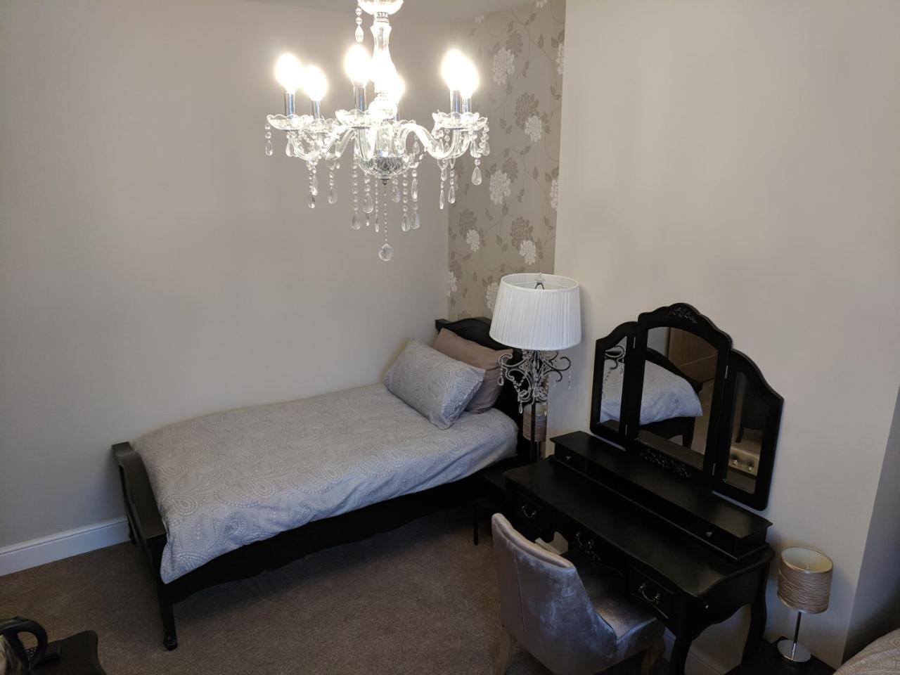 קומב מרטין Lion House Bed & Breakfast With Restaurant מראה חיצוני תמונה