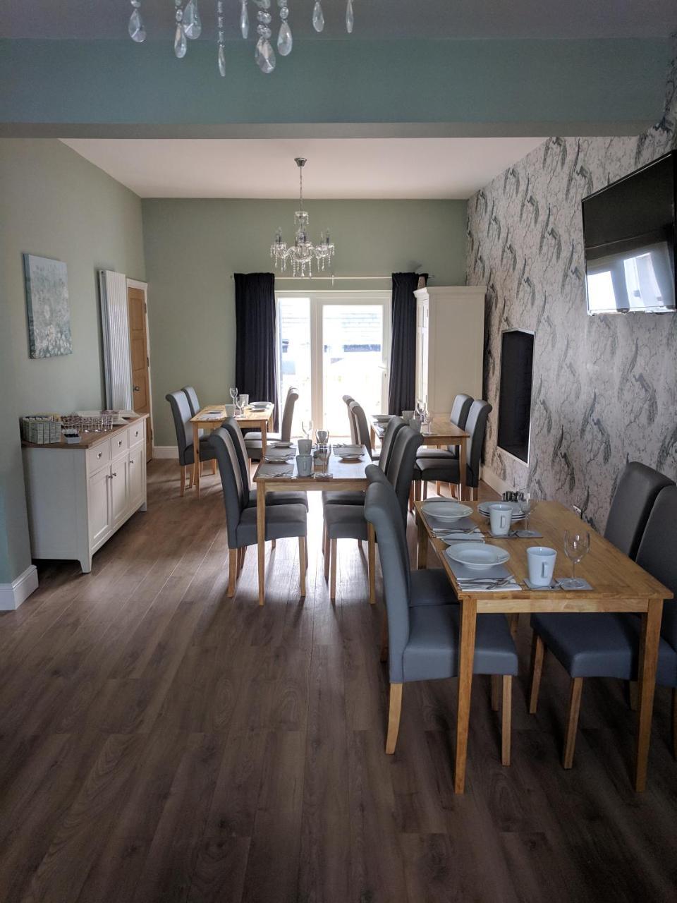 קומב מרטין Lion House Bed & Breakfast With Restaurant מראה חיצוני תמונה